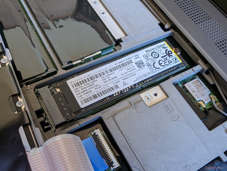 Primaire M.2 SSD-sleuf zit onder het verwijderbare toetsenbord