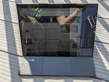 HP EliteBook Folio 13.5 bij gebruik buitenshuis (zon achter de cabriolet)