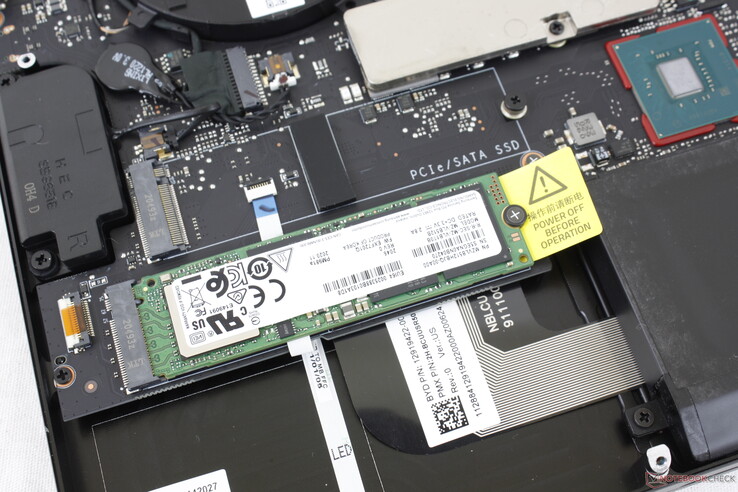 Twee M.2 2280 PCIe 3.0 x4 slots zijn beschikbaar voor RAID-configuratie. Er zijn geen 2,5-inch SATA III bays meer. Razer blijft de high-end Samsung PM981a gebruiken voor bijna al haar configuraties