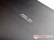 Zakelijke laptop met een elegant aluminium oppervlak.