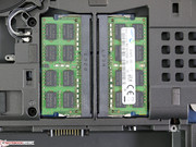 Twee RAM slots aan de onderkant zijn bezet; in het quad-core model zijn er nog twee slots onder het toetsenbord.