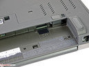 De SIM slot voor de WWAN module zit in het batterij compartiment.