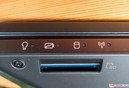 Het SD-kaartslot bevindt zich onder de status-LED's.