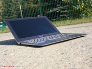 De UX21E weegt slechts 1147 gram. Dus is deze marginaal zwaarder dan de MacBook Air 11 (1070 gram).