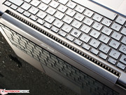 De verkoelende airflow wordt ingezogen boven het keyboard en onder de scharnier weer uitgeblazen.