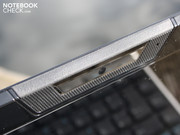 Bijvoorbeeld het rubber gecoate gebiedt rond de webcam biedt grip bij het openen van de laptop.