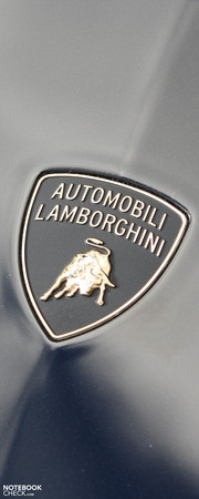 Asus Eee PC VX6: het Lamborghini logo siert de deksel van een Eee PC met een hoge kwaliteits, exclusieve feel.