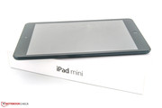 De mini en zijn doos wegen samen minder dan de iPad 4.