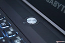 De prominente aan/uit-knop is boven het toetsenbord.