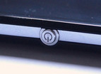 De metalen aan- en uitknop is een herkenbaar punt van de Xperia serie.