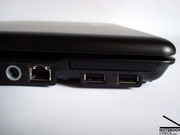 De USB poorten zijn zo dicht bij elkaar geplaatst dat als de gebruik het ExpressCard slot gebruikt, hij/zij de USB poorten niet meer kan gebruiken.