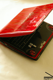 Hoewel de Qosmio X300 zeker aantrekkelijk is, heeft het design ook wat nadelen. Het frequent openen en sluiten van de laptop laat duidelijke tekenen na.