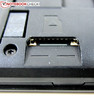Een micro SD sleuf tot 32 GB is naast de SIM sleuven geplaatst.