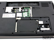 De HP G62-130EG met toegangspanelen verwijdert.