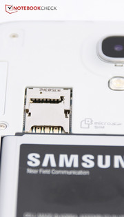 De micro-SIM en microSD kaartslots.