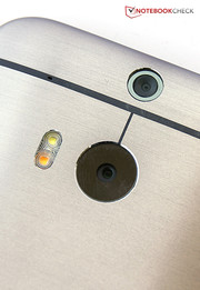 Correct, HTC heeft twee camera's aan de achterkant geïntegreerd. De tweede sensor helpt met scherpstellen en kan diepte-informatie vastleggen.