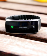 Een fitness armband: de Gear Fit kan ook je hartslag meten en je slaap monitoren.