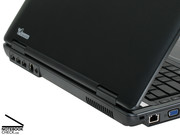 Drie van de vier snelle USB-2.0 poorten en het 52k-Modem zijn erg gebruiksvriendelijk en zitten aan de achterzijde van de laptop...