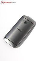 Door zijn 4.3 inch formaat en bolle achterkant ligt de HTC One Mini 2 lekker in de hand.
