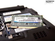 HET RAM-geheugen is een 1 GB module van Hynix die men onder het 2e paneeltje vindt.