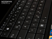Een "conventioneel" toetsenbord ontwerp is gebruikt en er zijn geen losse toetsen op het toetsenbord.