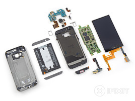 Het is opnieuw geen eenvoudige taak om de HTC One M8 uit elkaar te halen. (Foto: iFixit)