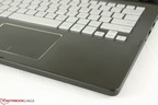 Het gladde touchpad met chromen rand doet denken aan de Samsung ATIV 9.