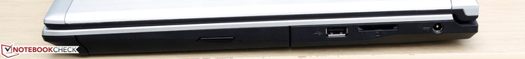 Rechts: DVD brander, USB 2.0, SD kaartlezer, stroomadapter