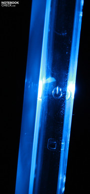 MSI Wind Top AE2220: in het donker verlichten de blauwe LEDs bijna het gehele plexiglas frame.