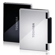 Naast de opties voor twee kleuren, namelijk Cosmos Black en Brighter Silver, biedt Toshiba twee modellen van de NB-100 aan.
