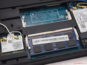 Een vrij RAM slot bevindt zich achter de 4 GB RAM module.