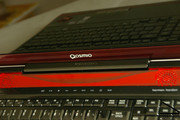De Qosmio X300 is perfect voor mensen die opzoek zijn naar een laptop met hoge prestaties en goed geluid. Met het prijskaartje van €3130 voor de high-end versie Qosmio X300-13E, is het zeker een zware klap voor de portemonnee.