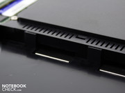 Er zijn ook platte buffers in de 2.5 inch HDD opening. Bescherming tegen trillingen zal desondanks toch eerder beperkt zijn.