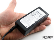 De kleine 60 watt adapter past niet in het ontwerp, maar weegt slechts 247 gram.
