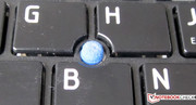 Een tweede muisvervanger zit centraal op het toetsenbord.