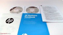 De notebook wordt geleverd met twee DVD's (Windows 8 Pro, Application and Driver Recovery) en een aantal brochures.