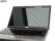 Acer heeft voor een 16:9 scherm gekozen, met een reflecterend oppervlak.