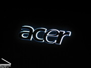 Voor de rest is achterkant versiert met een wit oplichtend Acer Logo, dat er vooral mooi uitziet in donkere omgevingen.