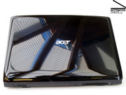 De glimmende zwarte bovenkant is nog steeds treffend, maar is nu ook nog versierd met een lichtgevend Acer logo.
