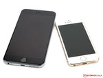 In vergelijking met de iPhone 5s (rechts) is de iPhone 6 Plus een reus.