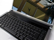 ... het treffende ontwerp van de scherm scharnieren die sterk bijdragen tot het uitzicht van de laptop.