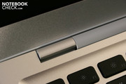 De scharnier, typisch voor Apple, beperkt de maximale openingshoek van het scherm.