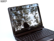 Fujitsu gebruikt een typisch netbook scherm: WSVGA met een resolutie van 1024x600 pixels.