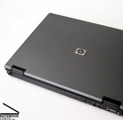 Deze notebook heeft het typische zakelijke HP design met blauw-grijze oppervlakken en een zwarte basis.