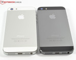 Ons testmodel ("Space Gray") naast een iPhone 5 in het zilver/wit