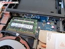 Op het moederbord zitten twee DDR3-RAM slots, ...