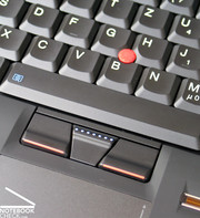 Een echte Thinkpad heeft een rode trackpoint tussen de zwarte toetsen als muisvervanger, afgezien van het touchpad.