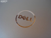 Een elegant Dell-logo siert het deksel.
