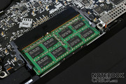 RAM geheugen modules en harde schijven zijn gemakkelijk te vervangen na het verwijderen van een cover aan de onderkant (met schroeven).