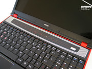 Zoals normaal op gaming laptops, probeert ook de GT627 zijn gelukt uit met indrukwekkende kleurrijke accenten.